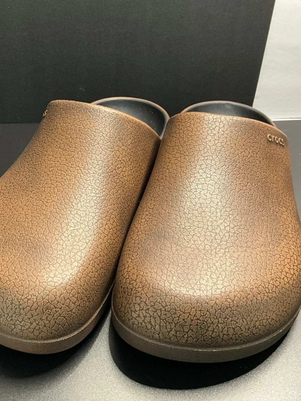 CROCS Dylan Burnished Clogs in Mocha. NEW. US M-6/W-8/EUR 38-39 - Picture 1 of 5